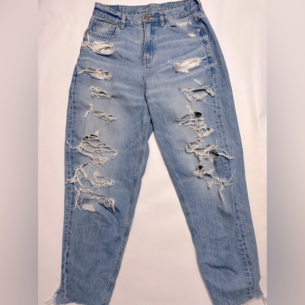 American Eagle relaxed mom jean ripped size 2